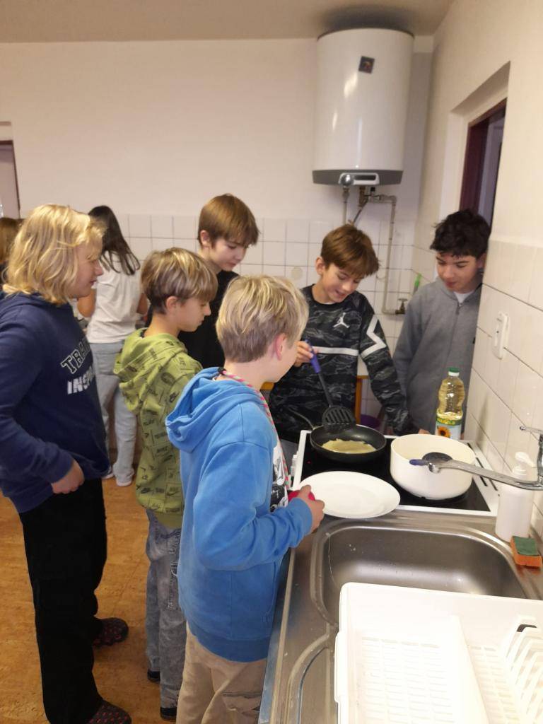 V hodině českého jazyka si žáci 7.A vyzkoušeli jak se má postupovat podle přečteného návodu. Každý si přinesl svůj recept na palačinky, které pak všichni spolu připravili ve školní kuchyňce.