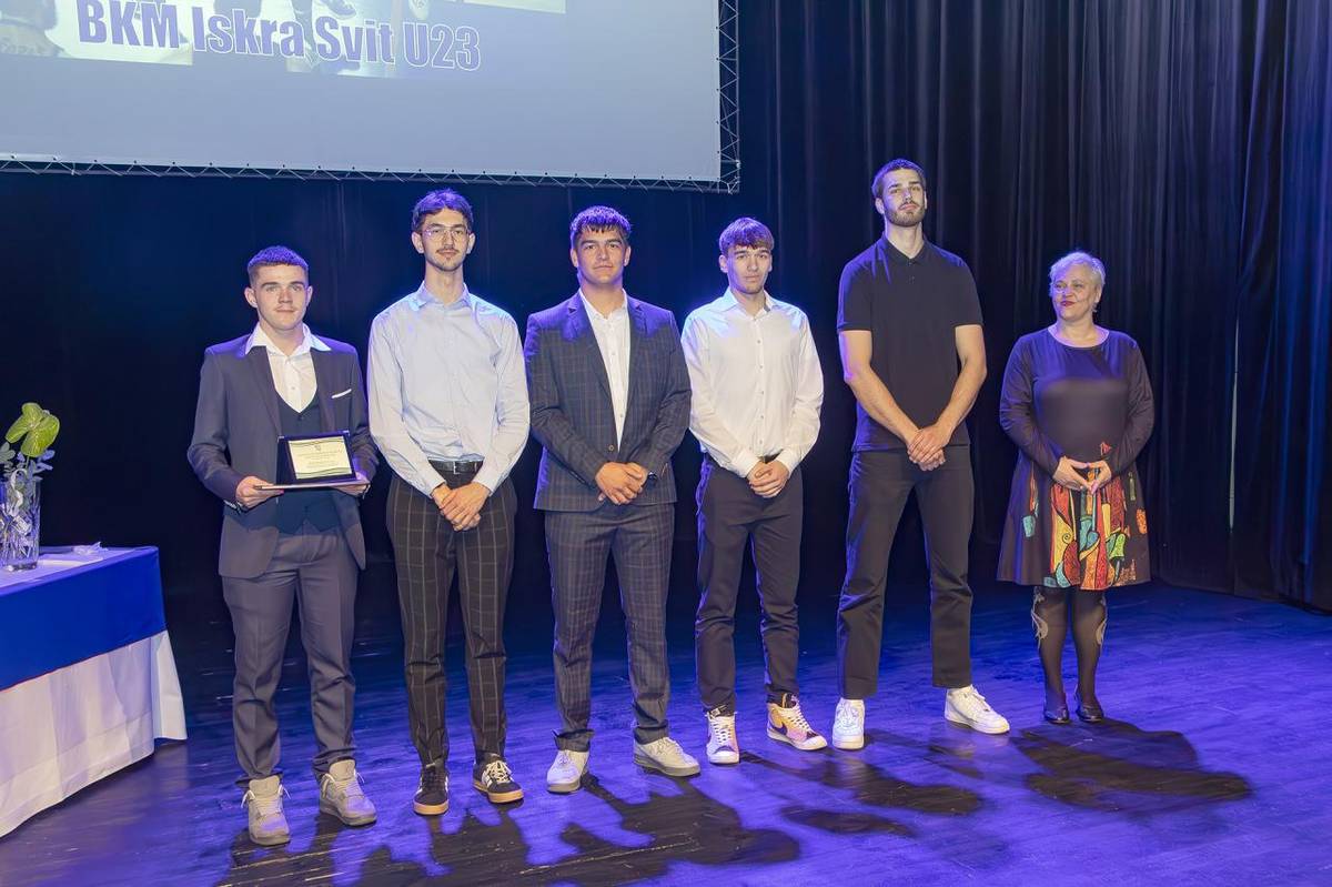 Mesto Svit v spolupráci s Komisiou školstva, kultúry, športu, mládeže, regionálneho rozvoja a mediálna vyhlasuje anketu „Najúspešnejší športovec a športový kolektív mesta Svit za rok 2025“.