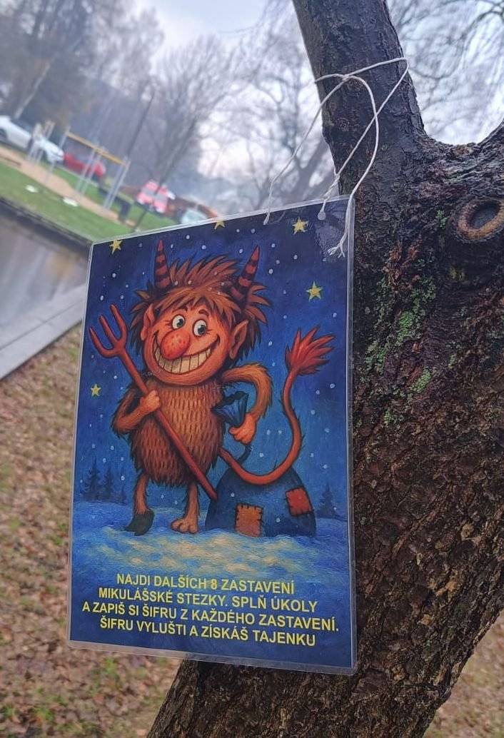 Milé děti,  ode dneška je pro vás na louce u bývalého obecního úřadu připravena Mikulášská stezka. Čeká vás několik krátkých úkolů a jedna tajenka (pozor! úkoly jsou napřeskáčku). Kdo vyluští tajenku, doběhne ji pošeptat panu knihovníkovi Pepovi do knihovny, kde na něj čeká malá sladká odměna, výstava betlémů a třeba i nějaká krásná knížka, kterou si může půjčit. Knihovna je otevřená v pondělí od14 do 16 hodin a ve středu od 16 do 19 hodin.  Jířa a Pepa