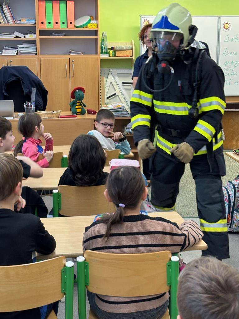 Ve čtvrtek 28. listopadu přivítali druháci hasiče paní Lenku Rousovou a pana Davida Šmída, kteří k nim dorazili s preventivním vzdělávacím programem Hasík v oblasti požární ochrany.