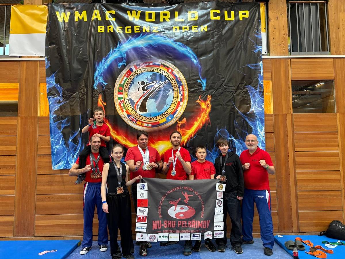 Skvělá vizitka pro české bojové umění. Na International Bregenz Open – World Cup WMAC, který proběhl 22.–23. listopadu v rakouském Bregenzu, se představilo přes 900 závodníků a téměř 2 200 startů. Tým Wu-shu Pelhřimov pod vedením trenéra Martina Dvořáka mezi nimi doslova zazářil. Sedmičlenná výprava vybojovala celkem deset medailí – pět zlatých, tři stříbrné a dvě bronzové. Nejúspěšnější byl Petr Vaculín, který ovládl hned tři disciplíny: Softstyle muži (černé pásy), Tradiční čínské zbraně a Formy na hudbu se zbraní veteráni. Další medaile přidali:   Marek Havel – zlato v silovém přerážení, stříbro v reálné sebeobraně a bronz v kreativní sebeobraně   Nela Vondrová – zlato v Softstyle juniorek   Tomáš Hložek – stříbro v kreativní sebeobraně   Štěpán Jonáš – stříbro v rumble (stužkovaná) dětí   Lukáš Bulant – bronz v Softstyle juniorů   Pelhřimovští tak potvrdili svou špičkovou formu a opět ukázali, že patří mezi výrazné české týmy v bojových uměních.