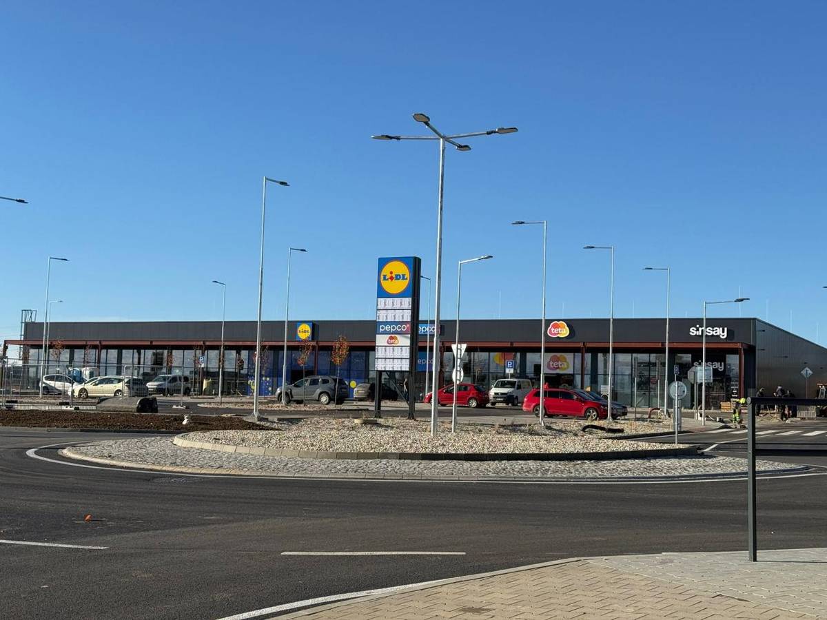 Obchodné centrum OC Point Poltár pokračuje v postupnom spúšťaní svojich prevádzok. Pôvodne plánované kompletné otvorenie centra dňa 20. novembra 2025 sa pre neočakávané administratívne komplikácie nepodarilo uskutočniť v plnom rozsahu, preto sa jednotlivé obchody otvárajú postupne.