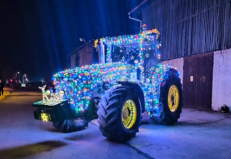 Charitativní vánoční jízdu zemědělské techniky, na kterou srdečně zve společnost Agrochov+ a která se koná 19. prosince pro radost všech – malých i velkých, znalých i neznalých světa zemědělství. Hlavním smyslem této akce je podpořit Dominika a Julii, kteří to v životě nemají lehké a trpí těžkou nemocí.