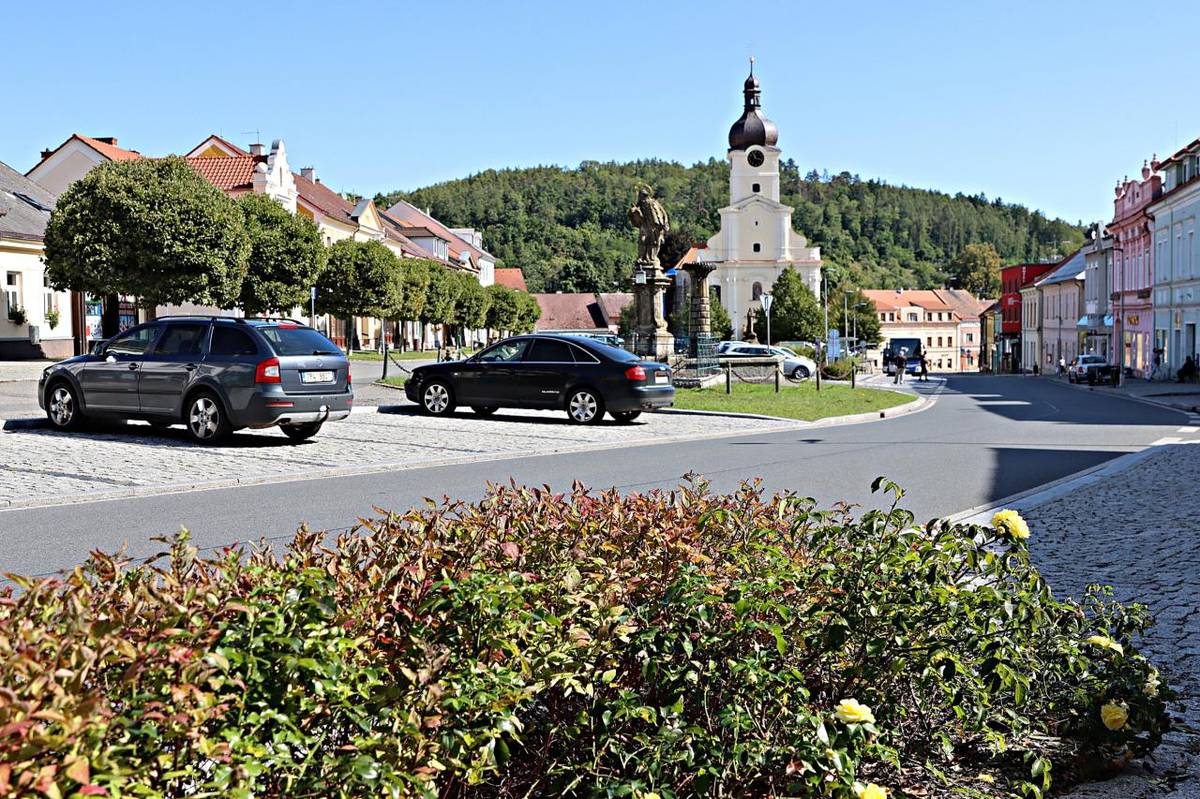 V Radnicích žije téměř 1800 obyvatel. Co se tam za poslední dobu povedlo a naopak jaké problémy musí řešit? Jak ve městě funguje společenský a kulturní život nebo jaké jsou přípravy na nadcházející svátky? S redaktorem Českého rozhlasu Plzeň Romanem Stupkou hovořil starosta Jan Altman.
