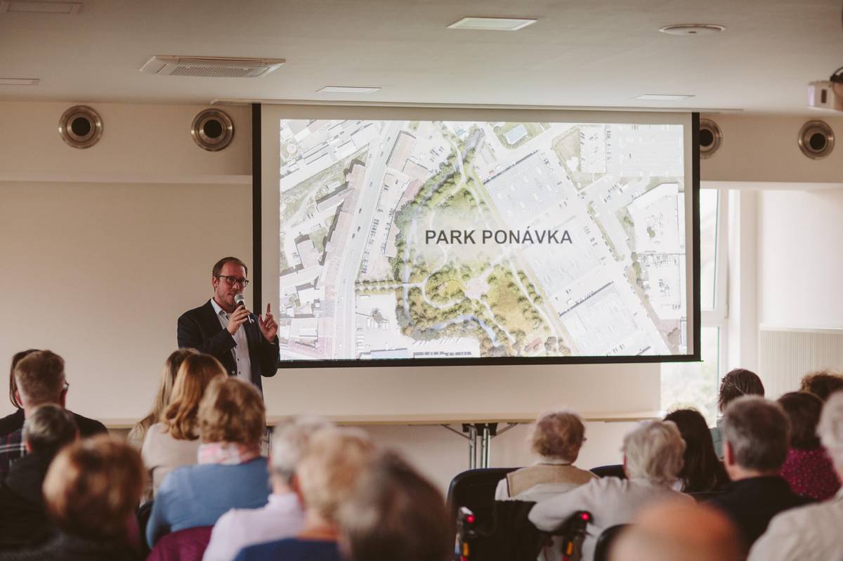 Již potřetí jsme pro Vás uspořádali besedu PROMĚNY KOMÁROVA, kde Vám stavebníci mohli představit své projekty. Co jste mohli vidět tentokrát? 👉Park Škrobárenská, městský projekt, uvedl náměstek primátorky Filip Chvátal a architektka Eva Wagnerová. Realizace je závislá na majetkovém vypořádání se spol. CTP 👉Bytový dům Pompova od architektů ze studia MIMOTO 👉Studentské bydlení na nároží Lomené - Pompovy - Platforma architekti  👉Bytový dům na Komárovském nábřeží, který nahradí stávající hotel, od autorů vedlejšího Meridiemu – Sollaron architects  🎬Záznam z akce můžete vidět zde:  https://youtu.be/4RM0phsytZA  Diskuze byla tentokrát velmi živá. Víme, že nová výstavba je mezi sousedy vždy nepopulární. Jsme ale přesvědčeni, že i o nepopulárních věcech je třeba mluvit. Věříme, že otevřená a slušná komunikace může pomoci lepšímu vzájemnému porozumění mezi stavebníky a obyvateli. Většina stavebníků své záměry prezentovat nechce, protože se obává zdržení v povolovacím řízení, které mohou stavbu výrazně prodražit. Poskytnout příležitost k setkání a dialogu vnímáme jako jednu z mála věcí, kterou můžeme ze strany radnice dělat. Děkujeme stavebníkům, kteří mají tu odvahu své záměry na náš podnět veřejně prezentovat. Často se ptáte, jak jsme mohli něco takového na radnici povolit. Vždy vysvětlujeme, že povolování staveb je plně v kompetenci státní správy. Stavební úřad nepodléhá starostovi a rozhoduje zcela nezávisle v souladu se zákonem. Pokud stavebník splní všechny zákonné povinnosti, musí úřad stavbu povolit. Nerozhoduje podle toho, jestli se někomu něco líbí nebo nelíbí. Obec se k některým stavbám vyjadřuje a vždy je účastníkem řízení, ale její stanovisko má stejnou váhu jako třeba souseda či jiného účastníka řízení. Připomínky obce musí mít oporu v zákoně. Pokud se v radě shodneme, že u nějakého záměru není vše v pořádku, děláme maximum, abychom stavebníky přiměli k úpravě projektu. Usiluji vždy o to, aby výstavba byla přiměřená, kvalitní a svému okolí i něco přinášela. Umožnit přiměřený a udržitelný rozvoj je jedním z důležitých úkolů obce, nikdy by to ale nemělo být na úkor jejích občanů.  Věříme, že souhlasíte, že citlivá výstavba v proluce či namísto staré a ošklivé budovy je přínosem. V parteru vznikají nové provozovny a služby a město se postupně kultivuje. Na druhou stranu obavy ze ztráty soukromí, většího počtu lidí či úbytku parkovacích míst jsou jistě opodstatněné. Velmi nepříjemný je také proces výstavby, kdy několik let musí sousedé strpět hluk, prach a diskomfort. Moc bychom si přáli, abychom měli stavebníky, kteří přicházejí jen s projekty, které udělají všem radost, ale realita je bohužel taková, jaká je a je.