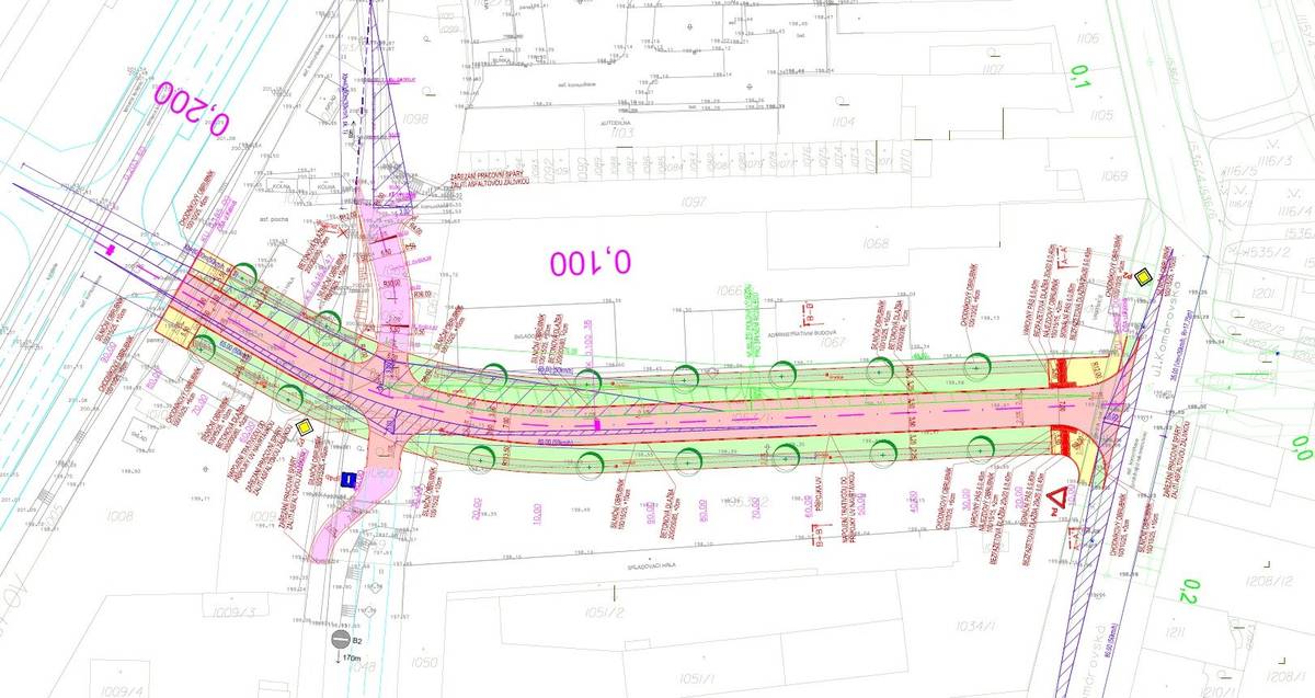 S blížícím se koncem rekonstrukce ulice Komárovské začne navazující stavba, prodloužení ulice Kalová až k budoucímu novému nádraží. S tím souvisí i nutnost vyklidit plochu na pozemku, který byl využiván jako náhrada za parkování na ulici Komárovská.  ⭕️Zákaz vjezdu do tohoto pozemku bude od 8. prosince.  V této době v závislosti na počasí ❗️dojde ke zprovoznění Komárovské pro veškerou dopravu.