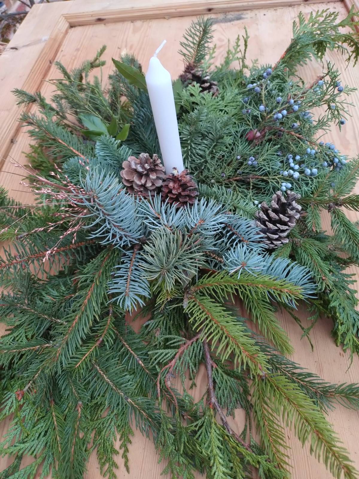 Přípravy na dnešní vánoční koncert u stromu na návsi v Hrobcích a Mikulášskou nadílku jsou v plném proudu, začínáme v 16:30. Připomínáme, že Mikulášská nadílka je jak pro hrobecké, tak i rohatecké děti (a nevyženeme ani přespolní...😉). Stejně tak je i předvánoční koncert určen všem, kteří se chtějí potkat, poklábosit, poslechnout či i zapět koledy, dát si čaj či něco ostřejšího, vánočku a další dobrůtky. A stejně tak to bude i s vánočním koncertem v kapli Všech svatých v Rohatcích, který se uskuteční v pátek 19. 12. 2025.   Těšíme se v 16:30 na viděnou!   PS: Z důvodu bezpečnosti bude od 16.00  uzavřena ulice Na Návsi pro automobilovou dopravu. Děkujeme za pochopení.