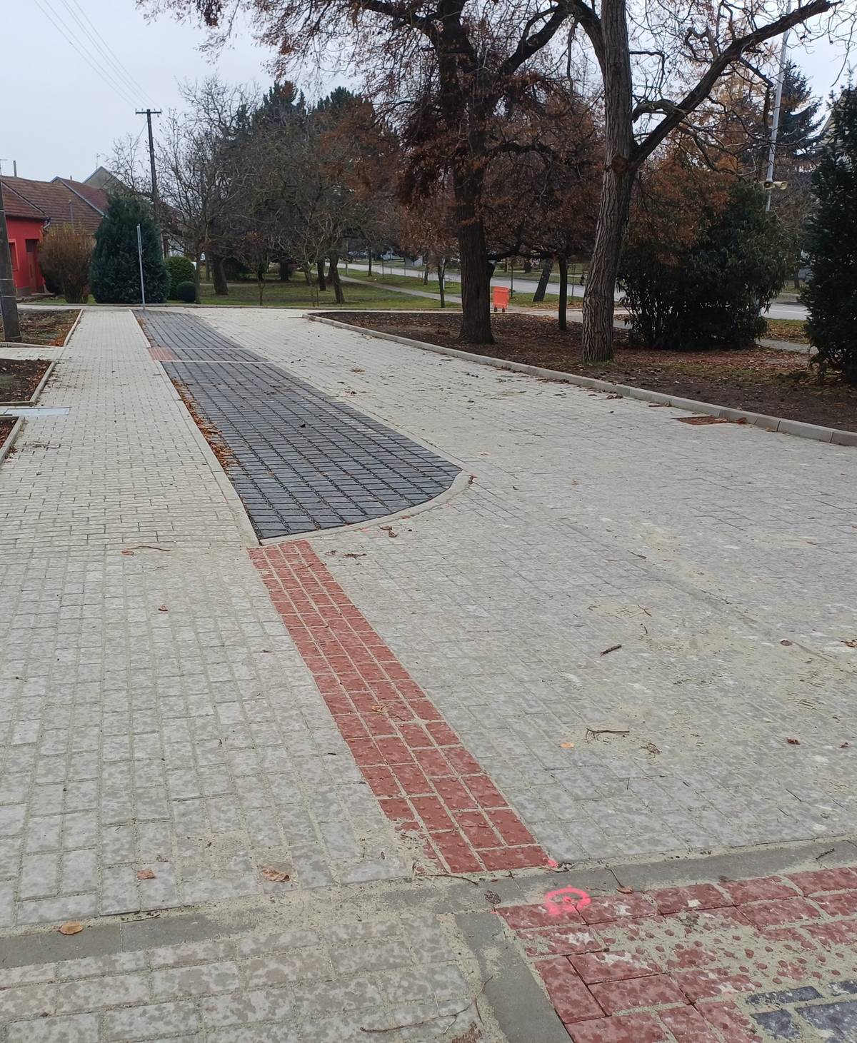 Od pondělí 8. 12. 2025 bude uvedeno do provozu parkoviště K+R vedle ZŠ Měnín. Komunikace, která vede k plochám pro krátkodobé zastavení a podél nich, je jednosměrná. Nevjíždějte druhou stranou od fary (ani nezastavujte na nájezdu). Vše je dobře značeno. Při parkování používejte parkovací plochu a nestůjte na komunikaci, aby mohly projet či vyjet další auta. Zdržujte se na místě opravdu co nejkratší dobu – nejedná se o klasické parkoviště. V případě, že jdete do školy něco řešit nebo na třídní schůzky apod., využijte parkoviště před radnicí nebo v areálu za radnicí u obecního sálu nebo pošty. Vozidlo, které tam bude stát déle než cca 10 minut, může být odtaženo. V prvních dnech tam bude strážník městské policie nebo zaměstnanec obce, aby vysvětlili, jak efektivně parkovat tak, aby se tam vešlo co nejvíce aut. Děkuji všem za respektování těchto pravidel a přeji, ať parkoviště dobře slouží. Marek Chudáček starosta obce