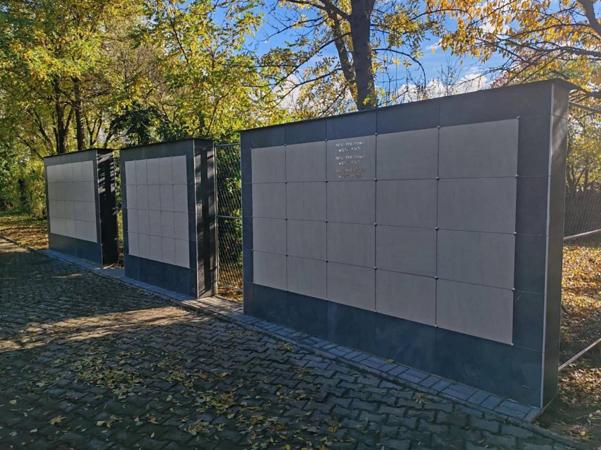 Mesto Piešťany v spolupráci so Službami mesta Piešťany rozšírilo ponuku pietnych miest o nové kolumbárium na cintoríne na Žilinskej ceste.