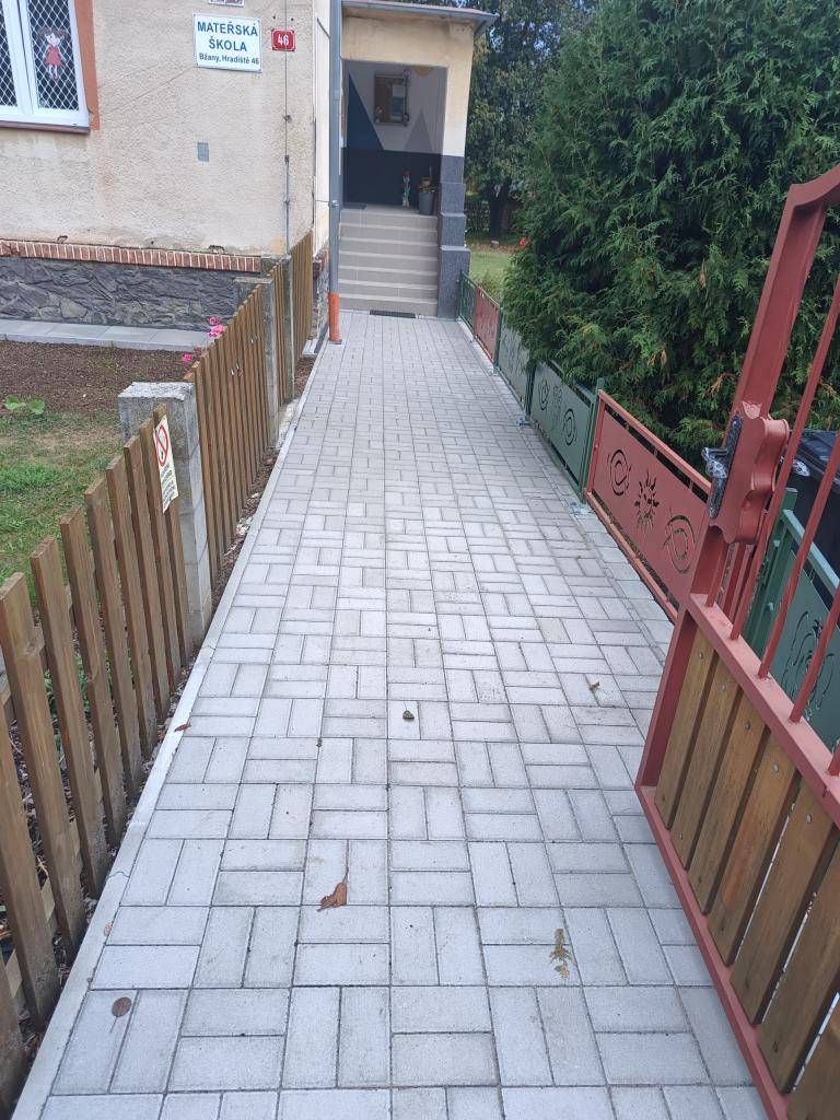 Obec Bžany pokračuje v postupné obnově budovy mateřské školy. Na celou investici získala obec Bžany dvě dotace z Programu obnovy venkova Ústeckého kraje, každou ve výši 500 000 Kč. Obec děkuje Ústeckému kraji za poskytnutou podporu, díky níž bylo možné pokračovat v nutných opravách