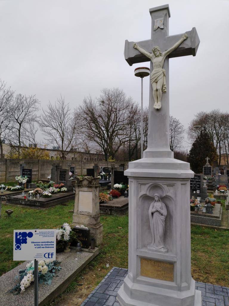 Obnova centrálneho kríža na cintoríne v Lúči na Ostrove