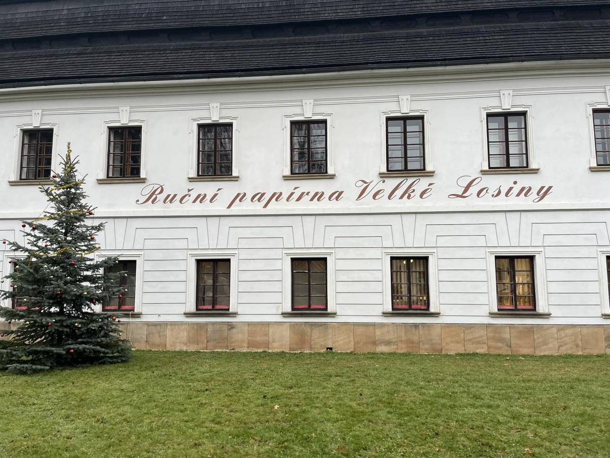 Žáci páté třídy navštívili Ruční papírnu Velké Losiny.