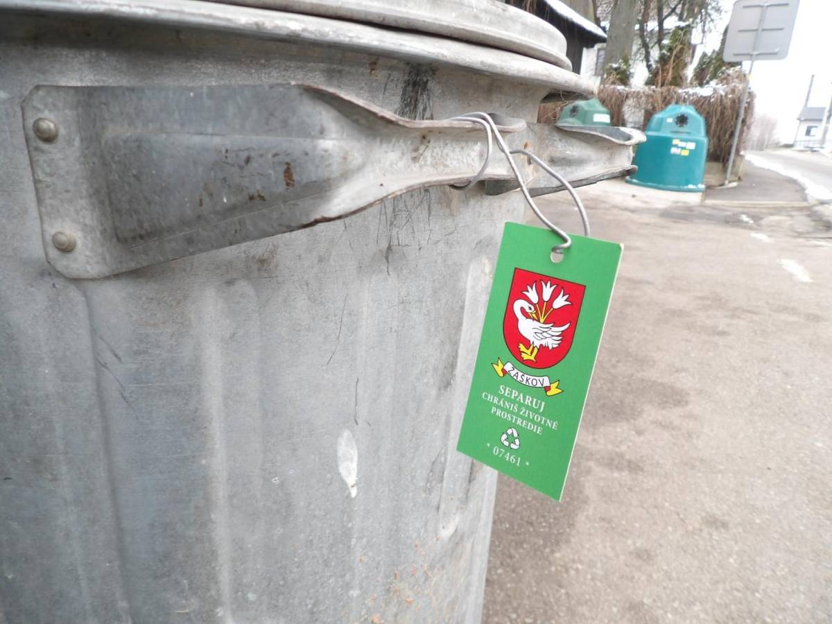 Od 1. januára 2026 sa v našej obci zavádza nový systém zberu tuhého komunálneho odpadu (TKO). Tento oznam je veľmi dôležitý pre všetky domácnosti v našej obci. Čítajte ďalej pre viac informácií.