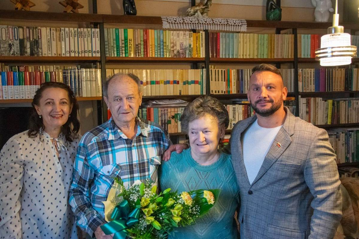 V našom meste pokračujeme v krásnej tradícii osobných gratulácií občanom pri príležitosti významných životných jubileí. Aj v uplynulých dňoch zástupcovia samosprávy navštívili našich seniorov a odovzdali im blahoželania k ich okrúhlym narodeninám.