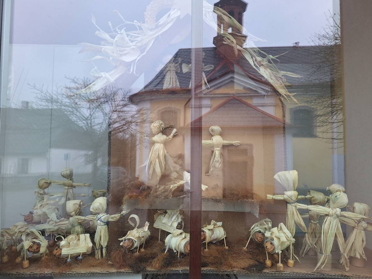 Půjdem spolu do Betléma je známá  česká koleda, a tak v adventní a vánoční době,  od 6.12. do 6. 1. 2026, můžete navštívit celkem 12 betlémů, které pro vás připravily děti v Betlémské cestě, která bude připravena v naší vesnici Studnici.  Začátek cesty bude na místní autobusové zastávce, kde pomocí přiložené mapy navštívíte betlémy vyrobené dětmi z místní ZŠ a to například z papíru, přírodnin, drátovaný, ale i třeba ze skla. Součástí Betlémské cesty bude na autobusové zastávce připraven materiál na výrobu společného Betléma. Budeme moc rádi, pokud se cesty, ale i výroby zúčastníte.                                                                                Děkujeme