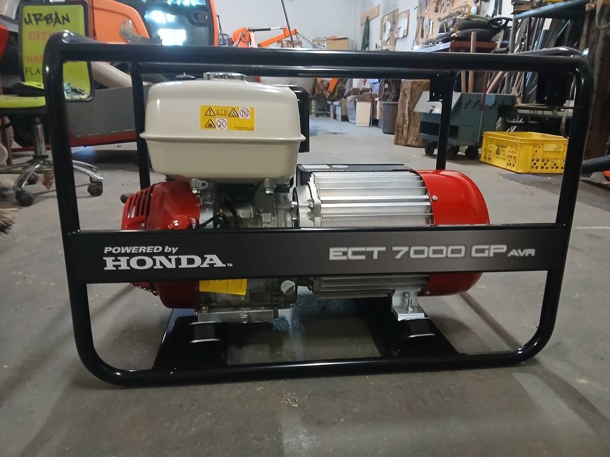 Za finanční podpory od Jihočeského kraje mohla jednotka SDH Dolní Bukovsko v letošním roce zakoupit výkonnou elektrocentrálu Honda. Centrála bude využívána při mimořádných událostech v katastru našeho zřizovatele, ale i v širokém okolí kde naše jednotka zasahuje. Tímto bychom chtěli poděkovat Jihočeskému kraji a také našemu zřizovateli, který splnil další podmínku poskytnutích dotací a uhradil zbývající část pořizovacích nákladů. VJ SDH St. Klika ml.