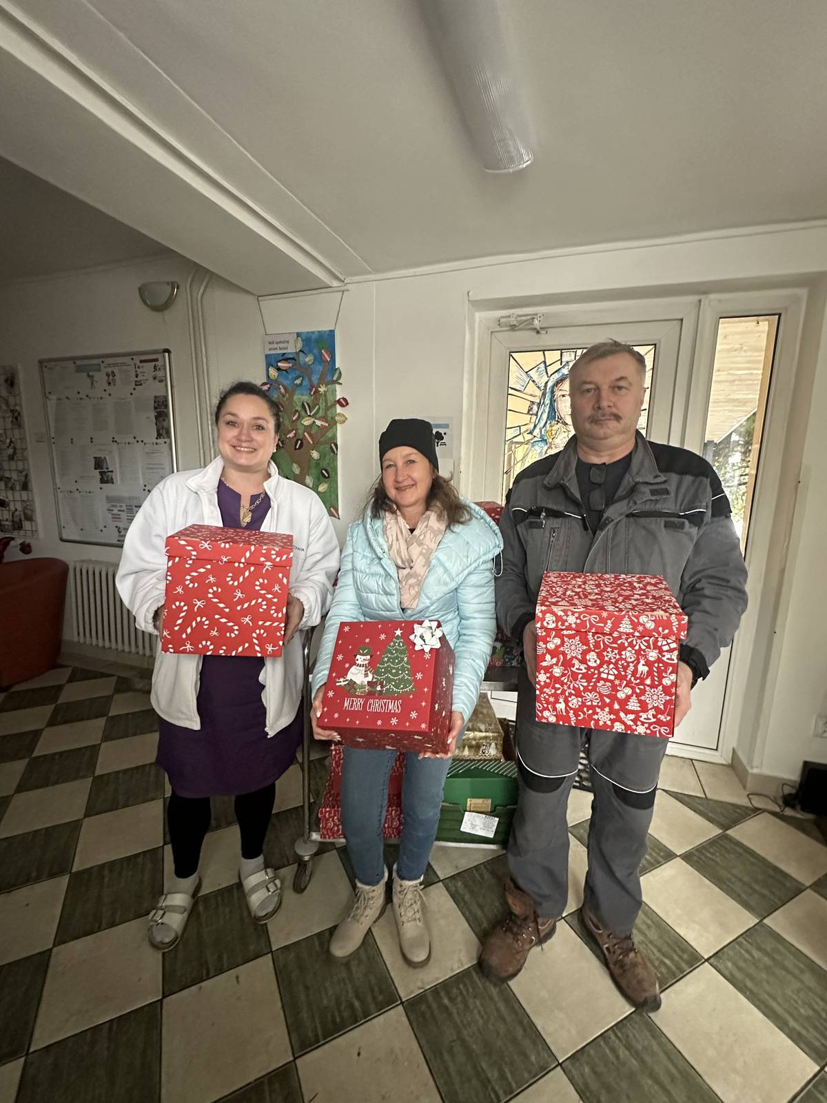 Je názov iniciatívy, ktorá sa už niekoľko rokov organizuje v našom meste.     Jej cieľom je zabezpečiť, aby všetci klienti ZSS Domov Márie dostali na Vianoce darček.   Zamestnanci Mesta Banská Štiavnica sa už druhýkrát zapojili do tohto pekného projektu a prispeli 26 škatuľkami, ktoré sme 3. 12. 2025 odovzdali Zariadeniu sociálnych služieb Domov Márie.     Dúfame, že klientov naše škatuľky potešia a spríjemnia im vianočné sviatky.     Zároveň ďakujeme všetkým kolegyniam a kolegom, ktorí sa do iniciatívy zapojili