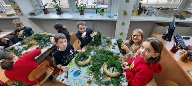 V předvánočním čase děti s nadšením vyráběly své vlastní adventní věnce. Do práce se pustily s velkou pečlivostí i kreativitou a výsledné věnečky se jim opravdu moc povedly. Celá dílna se nesla v příjemné, slavnostní atmosféře a bylo radost sledovat, jak si děti tvoření užívají.