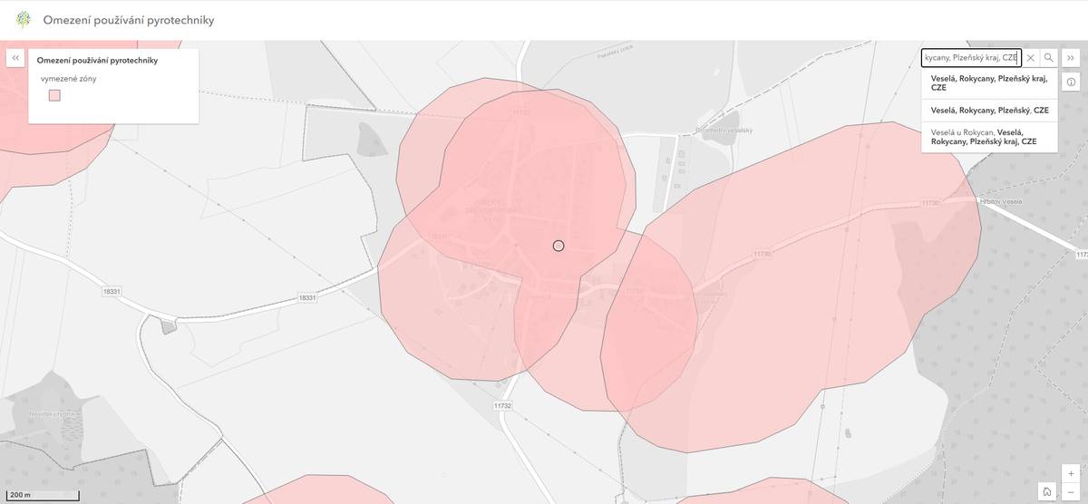 Vážení občané, tímto Vás upozorňujeme, že 1.12.2025 vstoupil v platnost zákon o pyrotechnických výrobcích, který zakazuje používání zábavní pyrotechniky s výjimkou kategorie F1, a to ve vzdálenosti do 250m od objektů, staveb a pozemků vyjmenovaných tímto zákonem. Děkujeme občanům obce, že se budou vydaným zákonem řídit. Více informací na webových stránkách obce Veselá. Příloha: mapa zón v obci Veselá, kde je používání pyrotechniky zakázáno.