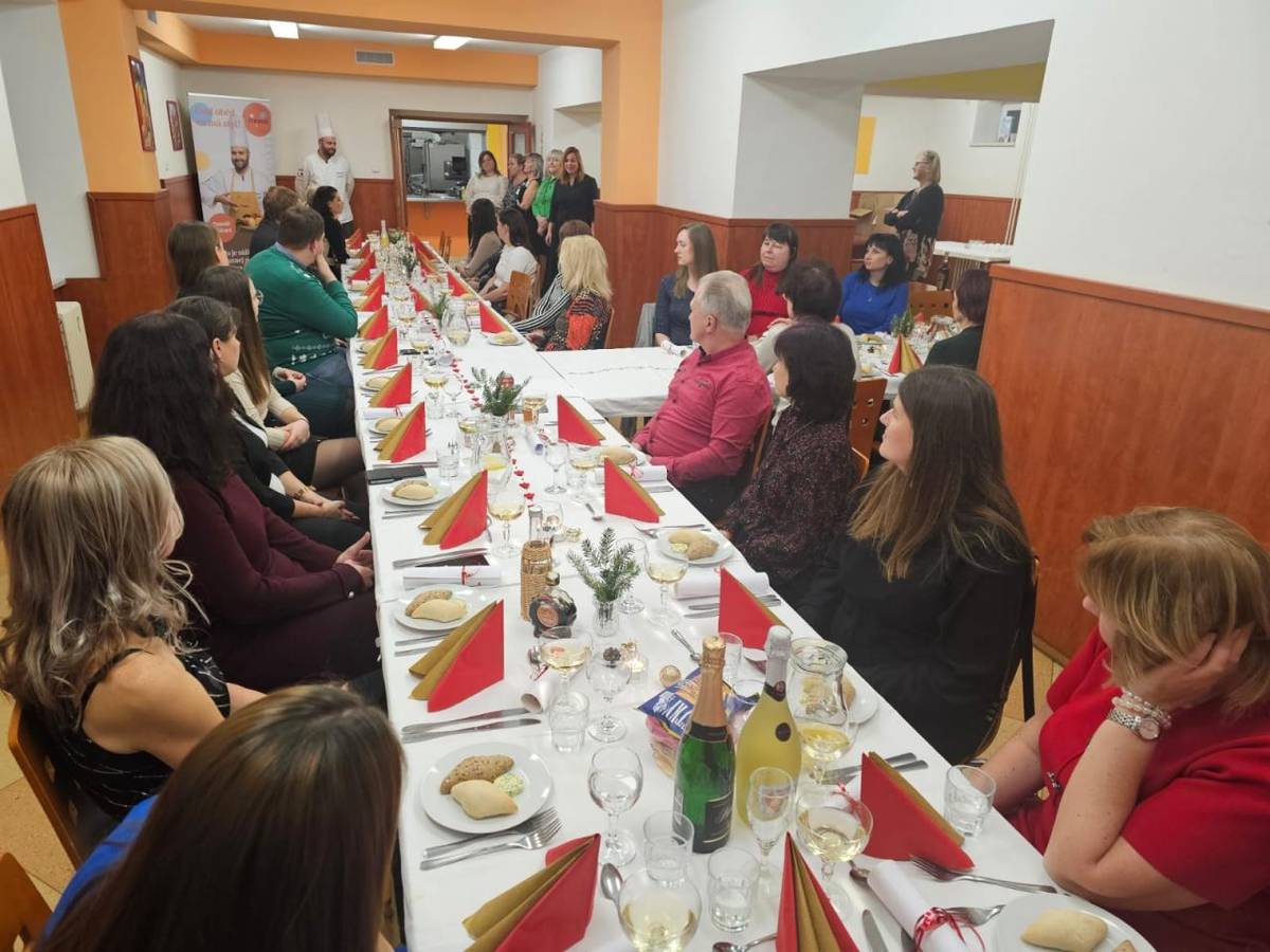 Ve středu 03.12.2025 proběhla v naší školní kuchyni návštěva pana Tomáše Cikharta, kuchařského manažera firmy Primirest, který našemu školnímu kolektivu předvedl část svého kuchařského umění.  Vedle dobrého jídla se podvečer stal i okamžikem poděkování všem, kteří o naše děti celý rok pečují.