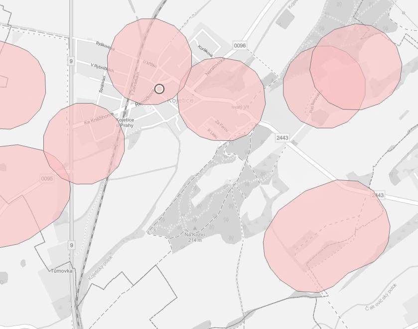 K 1. prosinci 2025 vstoupila v účinnost novela zákona č. 344/2025 Sb., o pyrotechnice, která mění způsob, jakým mohou obce regulovat používání zábavní pyrotechniky.   Nová právní úprava jasně stanovuje, co obec může regulovat a co už regulovat nesmí.  Kategorie F1 – tedy prskavky, malé stolní fontány, práskací kuličky a podobné drobné efekty – zůstávají volně použitelné a obce je nesmí zahrnout do zákazu. Naopak kategorie F2 a F3, které zahrnují petardy, rakety, větší fontány a baterie ohňostrojů, mohou obce omezit nebo zakázat úplně. Kategorie F4 nebo divadelní pyrotechnika T2 nejsou určeny pro běžné občany, protože je mohou používat jen odborně způsobilé osoby, a obec je proto rovněž neřeší. Současně zákon nově zakazuje používání hlučné a nebezpečné pyrotechniky v okolí nemocnic, domovů pro seniory, útulků, záchranných stanic, zoologických zahrad a chovů zvířat. Jde o místa, kde může úlek, hluk nebo světelné efekty způsobit závažné následky.   Žádáme občany o dodržování pravidel. Porušení zákazu může být pokutováno.   Na přiložené mapě jsou růžově vyznačeny oblasti, kde je používání zakázané pyrotechniky omezeno.
