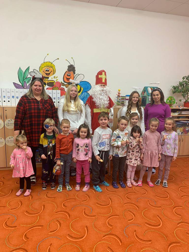 Dnes k nám do školky dorazili Mikuláš s andělem a čertem. Děti předvedly, co si připravily, a za svou odvahu a pěkné vystoupení dostaly malou nadílku. Celý den se nesl ve slavnostní atmosféře a těšení se na vánoční čas.