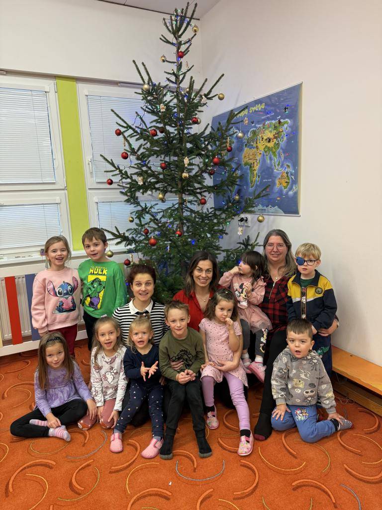 V naší třídě už naplno dýchá vánoční atmosféra. Společně s dětmi se připravujeme na blížící se svátky – povídáme si o tradicích, těšíme se na Ježíška a vyrábíme vánoční ozdoby.
