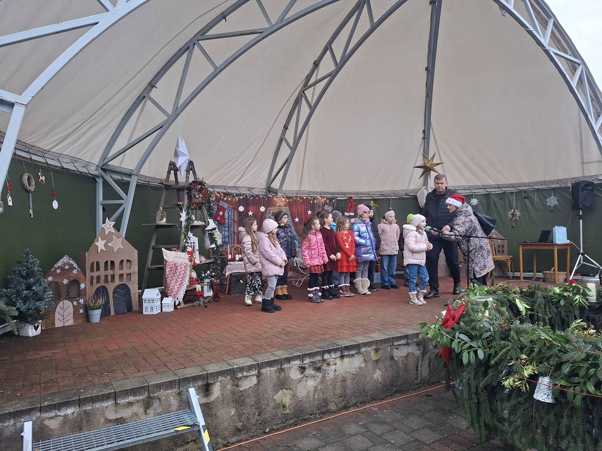 Dnes boli u nás vianočné trhy a prišiel aj Mikuláš, na konskom záprahu,  s bohatou sladkou nádielkou. Rozžiarené detské očká a úsmevy dospelých nasvedčujú tomu, že aj toto podujatie sa nám vydarilo. Starostka