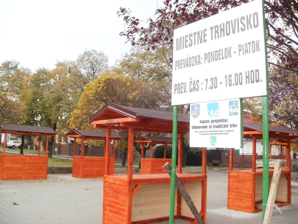 Oznamujeme občanom, že na miestnom trhovisku predávajú:  zemiaky 0,70 Eur/kg,  kapusta 0,80 Eur/kg, cibuľa 1,- Eur/kg, uhorky 1,- Eur/kg, kaleráb 1,- Eur/kg, mrkva 1,50 Eur/kg, kel 1,50 Eur/kg, jablká 1,50 Eur/kg, paradajky 1,50 Eur/kg, hrušky 2,- Eur/kg, zeler 2,- Eur/kg, karfiol 2,- Eur/kus, petržlen 3,- Eur/kg, paprika 3,50 Eur/kg, mak 6,- Eur/kg, orechy 11,- Eur/kg,  koreninová paprika 12,- Eur/kg, včelí med 6,- Eur/fľaša.