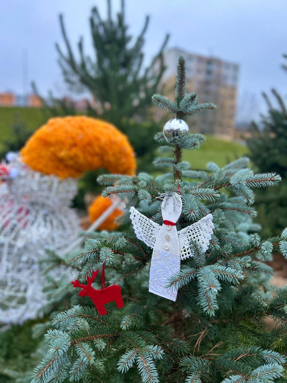 I letos můžete ozdobit stromky u sněhuláků ve Vnitrobloku.  Pro začátek jsme zavěsili krásného anděla, kterého s láskou vyrobily děti z MŠ Gagarinova Přeštice – děkujeme!  Nyní je řada na vás!  Zapojte se i vy, vaše děti, rodiny nebo kamarádi — přineste si vlastní ozdoby nebo drobné vánoční výrobky, rozvěste je na stromečky a pomozte nám společně vytvořit vánoční atmosféru plnou radosti.