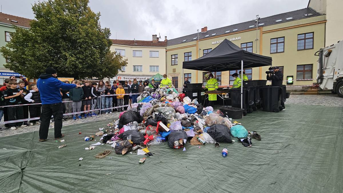 V září proběhla v našem městě analýza směsného komunálního odpadu. Jejím cílem bylo zjistit, jak jsou na tom občané města s tříděním odpadu a jaké složení má odpad odložený v černých nádobách. Rozbor odpadů potvrdil, že v třídění odpadů máme ještě rezervy.