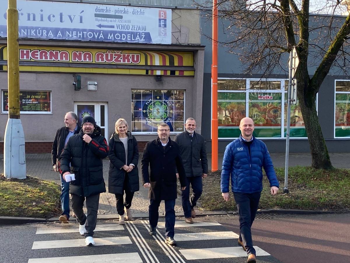 U frekventovaného přechodu pro chodce u Jitřenky v Havířově-Městě byl 4. prosince vedením města slavnostně uveden do provozu takzvaný Oranžový přechod, který vznikl díky podpoře Nadace ČEZ. Lokalita dlouhodobě patří k místům se zvýšeným pohybem dětí i dospělých a zároveň byla z dopravního hlediska riziková. „Jde již o sedmý Oranžový přechod na území města Havířova, které vznikají na málo přehledných místech, aby výrazně zlepšily viditelnost chodců pro řidiče ve dne i v noci. Tento přechod pro chodce na Dlouhé třídě se nachází v blízkosti křižovatky ulic Žákovská a Majakovského, což je místo hojně využíváno dětmi docházejícími na ZŠ Žákovská a ZŠ 1. máje. Společně s Nadací ČEZ myslíme na bezpečnost nejen našich dětí, ale i všech našich občanů a děkujeme za dlouhodobou spolupráci i aktivní realizaci programu Oranžové přechody s cílem zvyšovat bezpečnost na nejkritičtějších místech českých měst a obcí. Každý takový přechod přijde zhruba na 250 tisíc korun,“ uvedl primátor Havířova Ondřej Baránek. Nově instalované prvky zahrnují výrazné LED osvětlení přechodu, aktivní dopravní značení a reflexní prvky. Nový přechod využívají děti směřující do školy, rodiče i senioři. Město věří, že díky moderním bezpečnostním prvkům dojde ke snížení rizikových situací a zvýšení ohleduplnosti mezi chodci a řidiči. Dalších šest speciálně nasvětlených Oranžových přechodů se na území města Havířova nachází na ulicích Okrajová, 17. listopadu, Frýdecká, Matuškova a dva přechody na ulici Studentská. I tyto přechody byly finančně podpořeny Nadací ČEZ, která každoročně vyhlašuje veřejné grantové řízení, které je zaměřeno na podporu zvyšování bezpečnosti formou instalace osvětlení přechodů pro chodce. https://havirov-city.cz/aktuality/dalsi-oranzovy-prechod-ma-havirov-jitrenky-mesto-tak-zvysuje-bezpecnost-chodcu