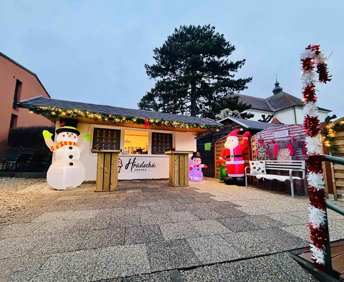 Hrádecká zmrzka se na celý prosinec proměnila ve Vánoční Hrádecký punč!  Přijďte ochutnat více než 20 druhů horkých nápojů – alko i nealko. Čeká na vás výborný punč, horká čokoláda i poctivý svařák.