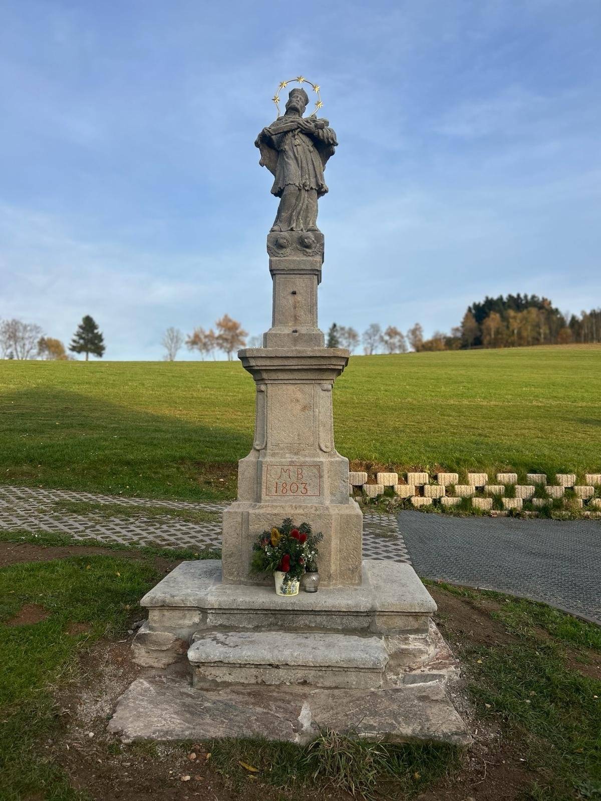 Projekt opravy sochy sv. Jana Nepomuckého v naší obci na pozemkové parcele 1283/1 u Páchů, byl spolufinancován z dotačního programu Pardubického kraje z Podprogramu 3 - Podpora památkové péče v Pardubickém kraji v částce 40 000 Kč. Celkové náklady na opravu činily 146 410 Kč.