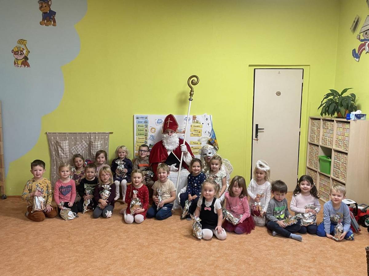 Naše mateřská škola přivítala vzácnou návštěvu – dorazil k nám Mikuláš se svými pomocníky andělem a čertem.