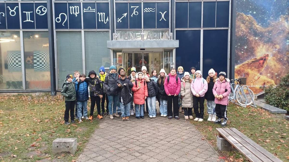 Žáci třídy 5.A se zúčastnili projektu s názvem Vesmír, náš domov, který probíhal v planetáriu v Českých Budějovicích. Tento projekt měl za cíl rozšířit znalosti mladých lidí o vesmíru a inspirovat je k dalšímu vzdělávání v oblasti astronomie.