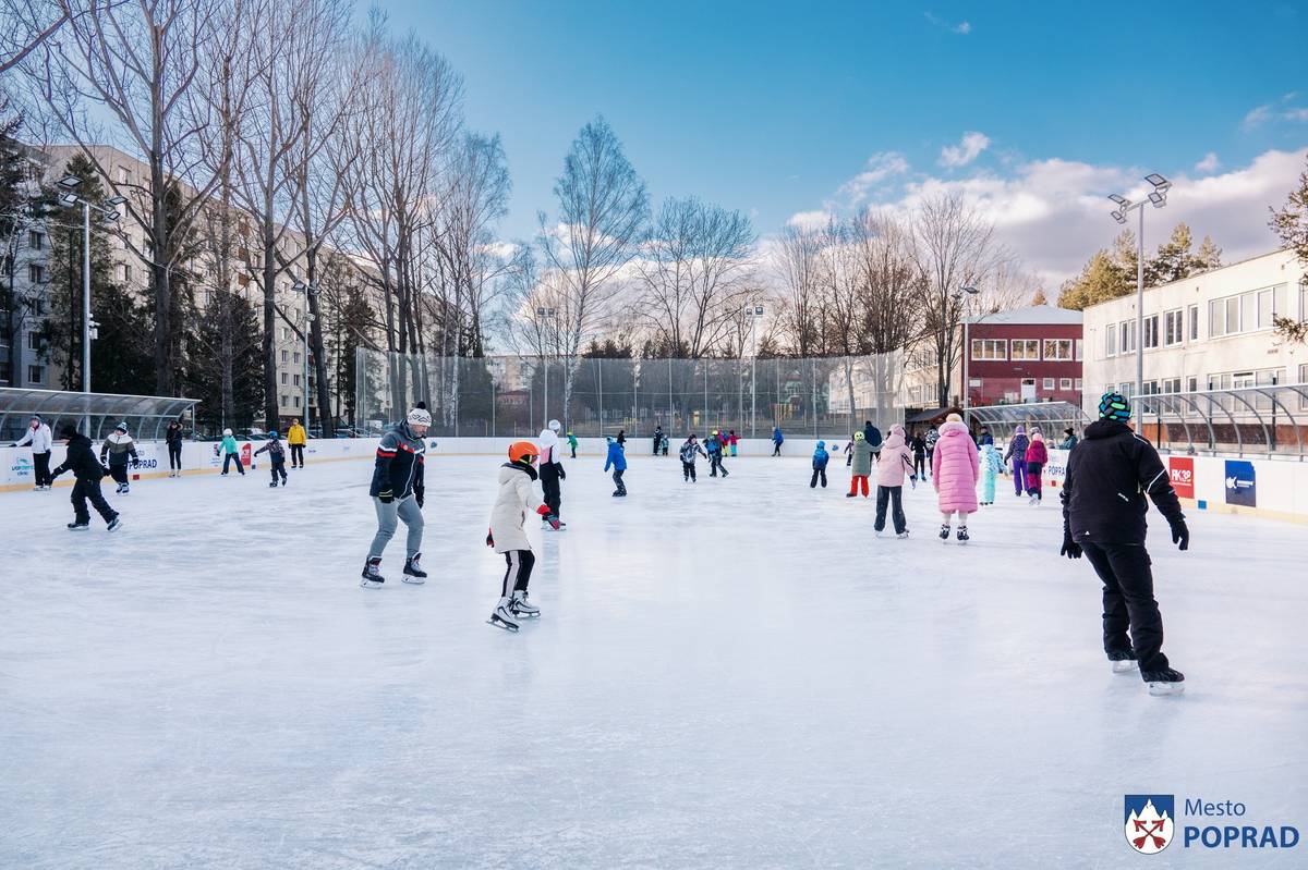 Dňa 5.12.2025 od 17:00 h mesto spúšťa verejné korčuľovanie na umelej ľadovej ploche pri Centre voľného času, ktoré potrvá v predvečer Mikuláša do 19:00 h.  Prevádzka klziska pri CVČ zostáva rovnaká ako po minulé roky. V pracovné dni od 9:30 do 11:30 h bude k dispozícii pre základné a materské školy, od 14:00 h dostáva priestor široká verejnosť (v piatky už od 13:00). Večerné korčuľovanie bude prebiehať v čase od 17:00 do 19:00 h, pričom v sobotu potrvá až do 20:00 h.  Deti do 13 rokov majú umožnený vstup iba v sprievode rodičov,  Aktuálny rozpis korčuľovania vždy na daný týždeň  Korčuľovanie bude pre širokú verejnosť bezplatné.