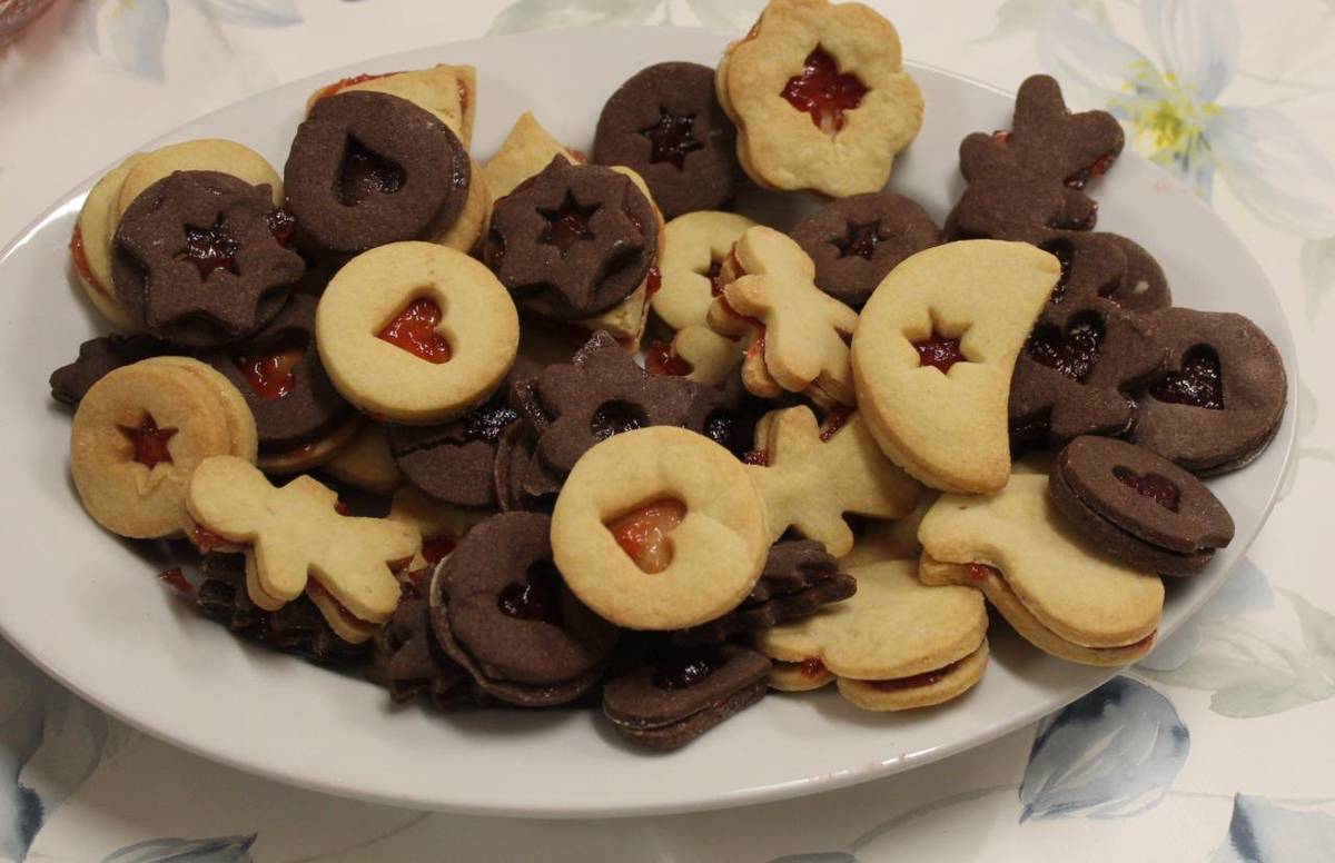 Vánoční pečení a zdobení – tradice, které nás spojuj. Linecké cukroví, teplý čaj a příjemná atmosféra společného tvoření. Naši klienti se i letos s radostí zapojili do vánočního pečení a příprav sváteční výzdoby, které přinášejí klid, pohodu a vzpomínky na krás