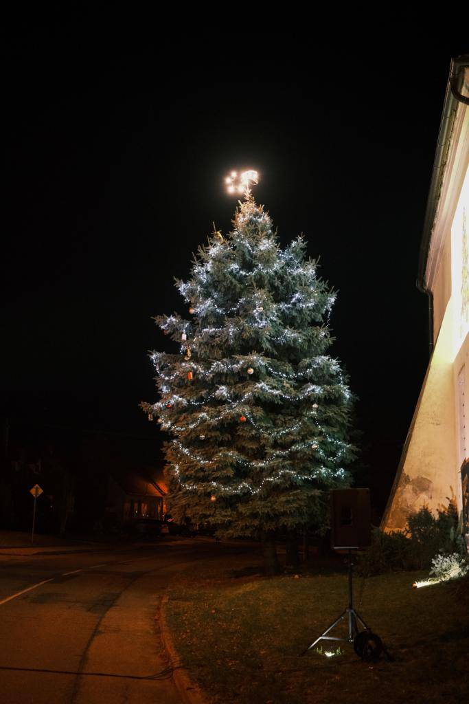 V pátek 28.11.2025 jsme pozvali všechny k příležitosti rozsvícení vánočního stromečku v naší obci. Děkujeme našim dětem za krásné hudební vystoupení a všem, kteří se podíleli na této adventní tradici. Budeme se těšit zase příští rok. Hezký adventní čas.