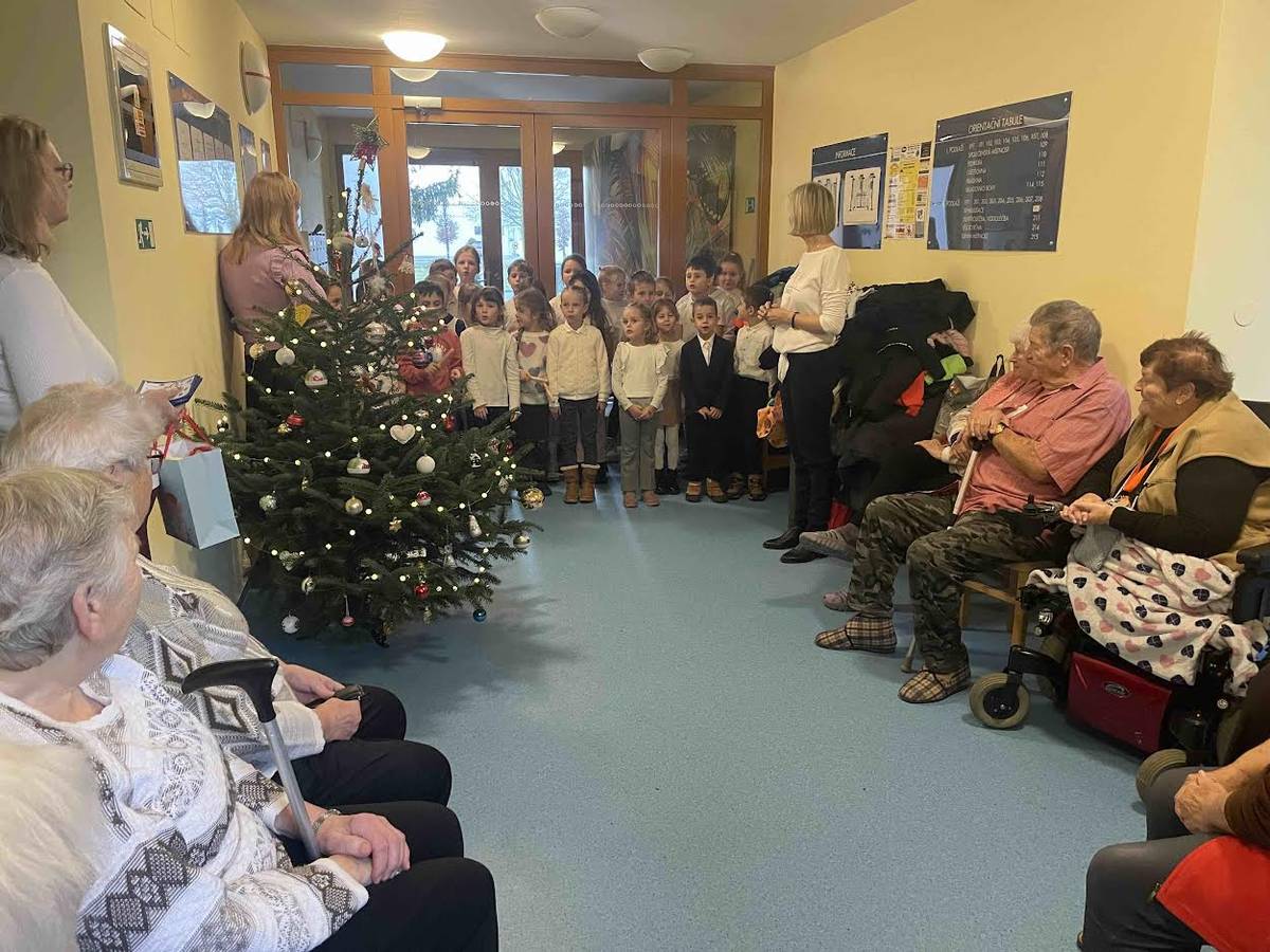 Ve středu zavítaly děti se svými pí učitelkami do Pečovatelského domu v Hulíně, aby všem babičkám a dědečkům zpříjemnily předvánoční adventní čas.