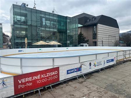 V Martine sa opäť začína čas zimnej radosti. Už od 6. decembra si budete môcť vychutnať korčuľovanie na obľúbenom klzisku na Divadelnom námestí, ktoré bude otvorené každý deň až do chvíle, kým to počasie dovolí.