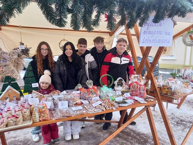 Vánoční jarmark naší školy je již tradičně spojen s posláním šířit sváteční atmosféru a podporovat dobročinné aktivity. Letošní ročník potvrdil, že spojení tradice, ruční práce a ochoty pomáhat má v Ronově pevné kořeny.