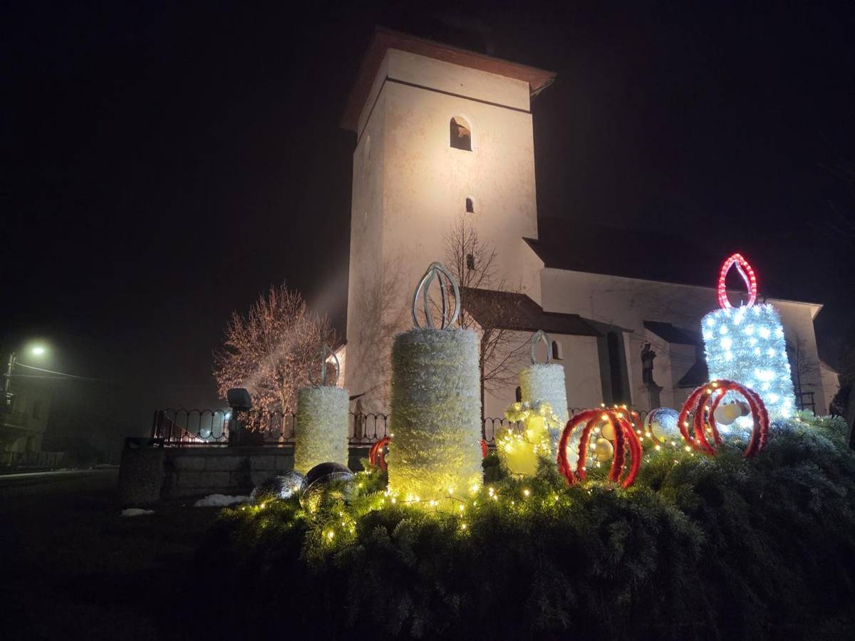 Adventný veniec v našej obci opäť žiari.Ďakujeme členom Senior klubu Zamatka za jeho vyzdobenie!Veríme, že prispeje k vianočnej atmosfére v obci. Prajeme všetkým občanom požehnaný advent plný krásnych chvíľ, ktoré budú hriať pri srdci ešte dlho potom, ako dohoria sviece na adventnom venci.