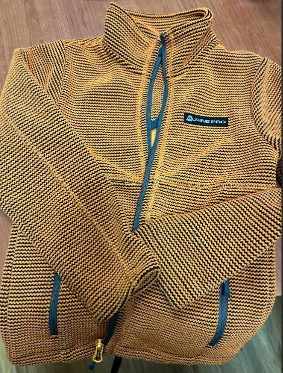 Kdo zapomněl v sále na Zámečku dětskou mikinu? K vyzvednutí na obecním úřadě.