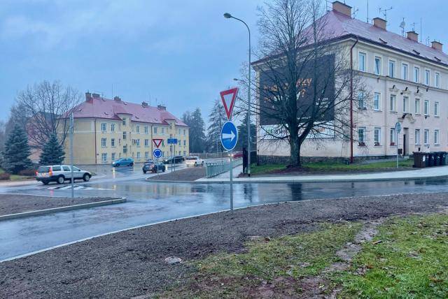 Dobrá zpráva pro všechny řidiče i obyvatele okolí. Napojení k Základní škole V Domcích na okružní křižovatku u Alberta je již plně funkční. Nové dopravní řešení pomůže nejen plynulejšímu průjezdu, ale také zvýší bezpečnost dětí a rodičů mířících ke škole. Děkujeme všem, že novou křižovatku využíváte a respektujete dopravní značení.                               Číst dál...