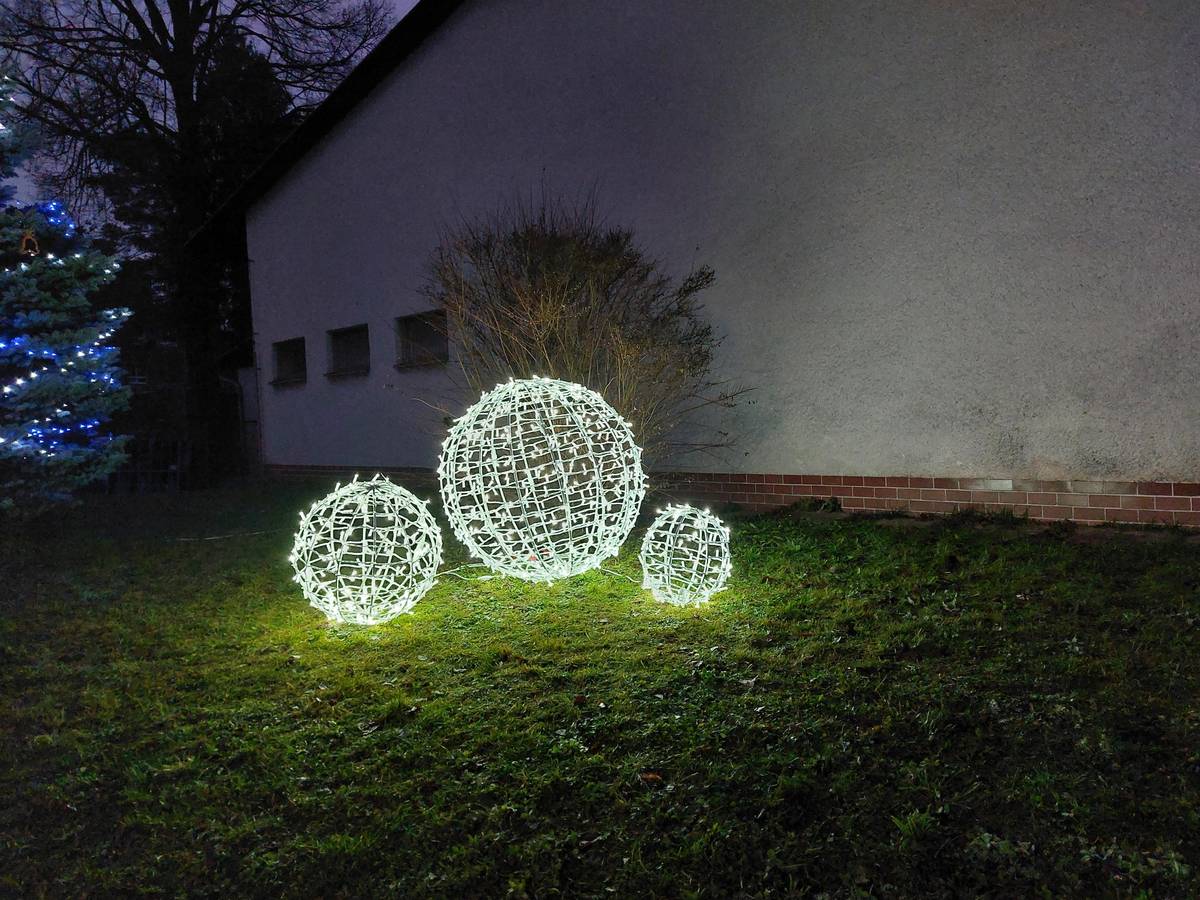 Tento rok jsme pro vás připravili novou vánoční výzdobu, kterou najdete u prodejny COOP. Budeme moc rádi, když si ji užijete – a ještě radši, když ji necháte tam, kde je a nebudete ji stěhovat. Je totiž lehce plachá a mimo své stanoviště se necítí dobře. Přejeme Vám krásný advent.