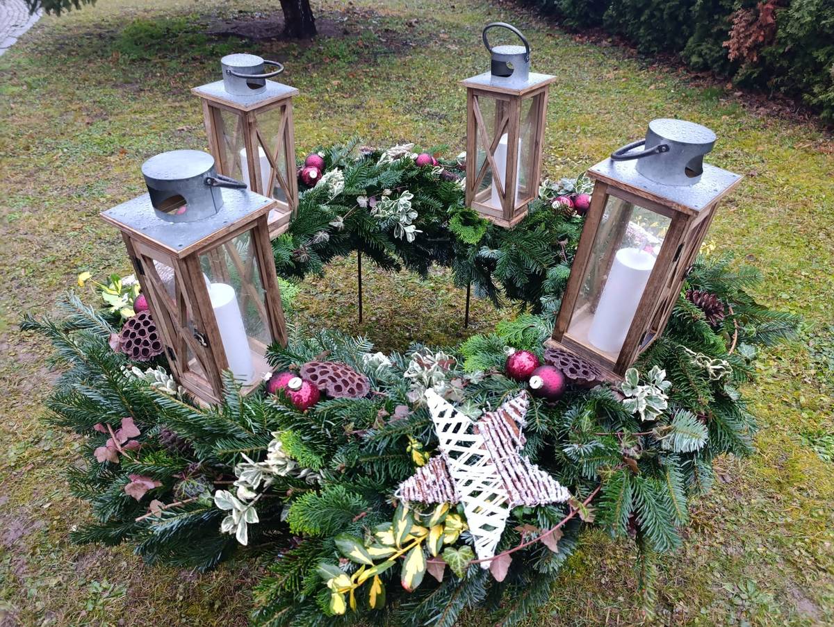 Je pro vás Kníničský Advent příliš masovou akcí? Vyslyšeli jsme volání části občanů po klidnější příležitosti potkat se se sousedy a načerpat trochu vánoční atmosféry.  Potkáme se každou neděli v 17 hod u stromečku a zapálíme další adventní svíčku na našem věnci. První svíčka nám na adventním věnci již hoří, zvaná je Prorocká a symbolizuje naději. Naplňme tedy naše myšlenky touto nadějí, že vše bude tak jak má být.  Druhá svíčka, betlémská, symbolizuje mír. Odložme tedy všechny nesváry a hádky na jindy a pojďme prožít klidný adventní čas v míru. A kdo ví, třeba se naděje a mír i se symboly dalších svíček, radostí a láskou natolik zabydlí v našich Kníničkách, že si je ponecháme v srdcích a myslích i po další dny, měsíce a roky. Nečekejte žádný velký servis. Přineseme svařák a čaj, každý si vemte z domu hrneček (případně si můžete za 50,- pořídit Kníničský vratný kelímek), troška cukroví je také vítána. Těšíme se na setkání. ÚMČ Brno-Kníničky