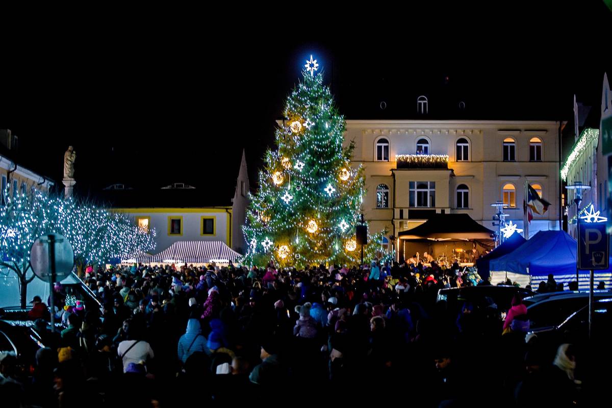 Fotogalerie 💎 >>> Poslední listopadový den po roce znovu zazářil hrádecký Vánoční strom. Krásný, jako každý rok. Ještě před jeho rozsvícením se na náměstí a v Bráně Trojzemí uskutečnil adventní trh, vánoční výstava, dětem byla určena pohádka a Ježíškova pošta. Celý program zpestřily písničky skupiny Stan Band stejně jako koledy v podání čtyř mateřských školek. Před pátou hodinou pozdravil naplněné náměstí starosta města, zazněla také pozvánka na další předvánoční program ve městě a pak už konečně odpočítávání, po kterém se symbol Vánoc ukázal Hrádečákům v plné kráse.