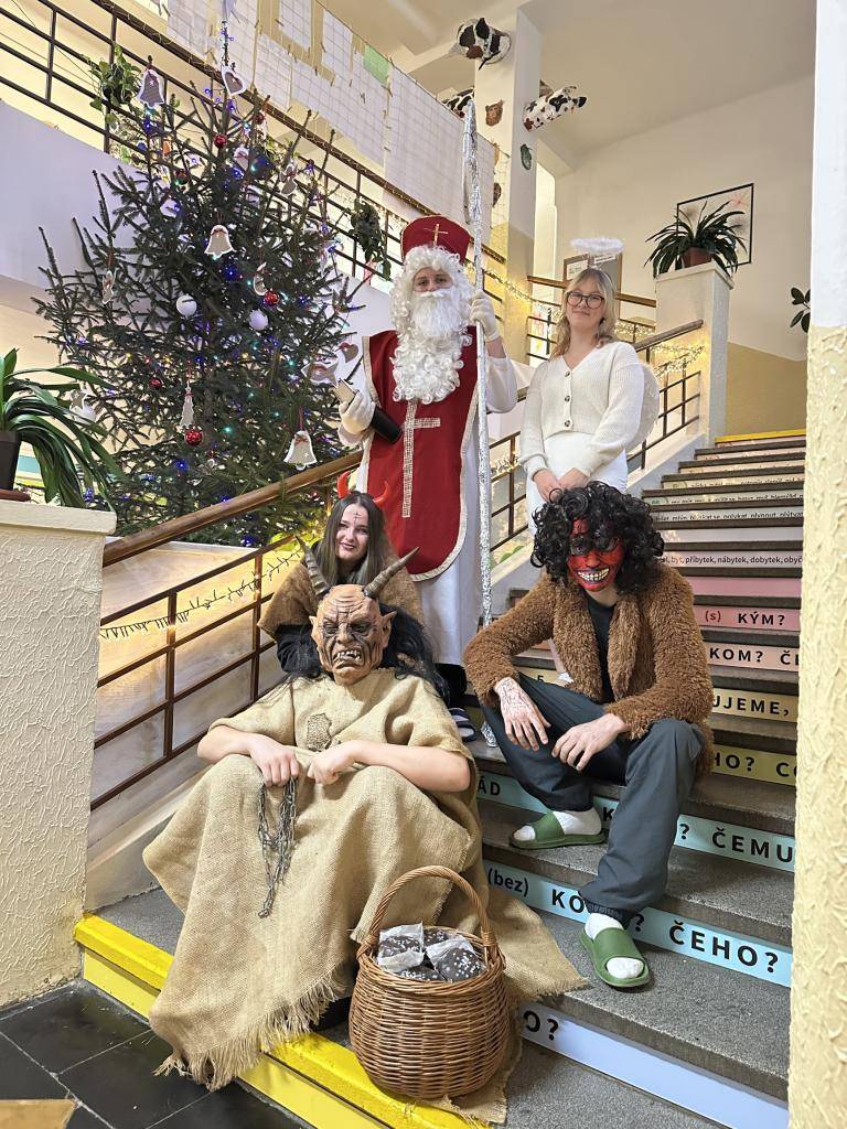 Dnešní den naši základní a mateřskou školu navštívil Mikuláš.