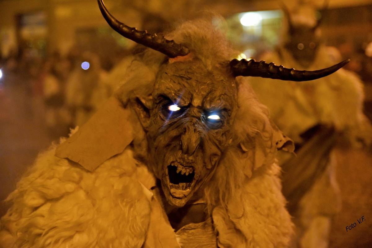Už dnes se v Boskovicích uskuteční tradiční Krampus show. Pokud nemůžete přijít osobně, průvod čertů můžete sledovat online od 18:00 přes naši kameru.